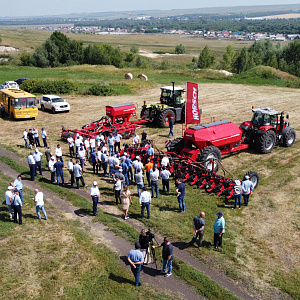 Оперативные посещения производственных площадок Syngenta и демонстрация высокоэффективной посевной и почвообрабатывающей техники HORSCH на базе ООО "СП Ашкадарский" в Мелеузовском районе.